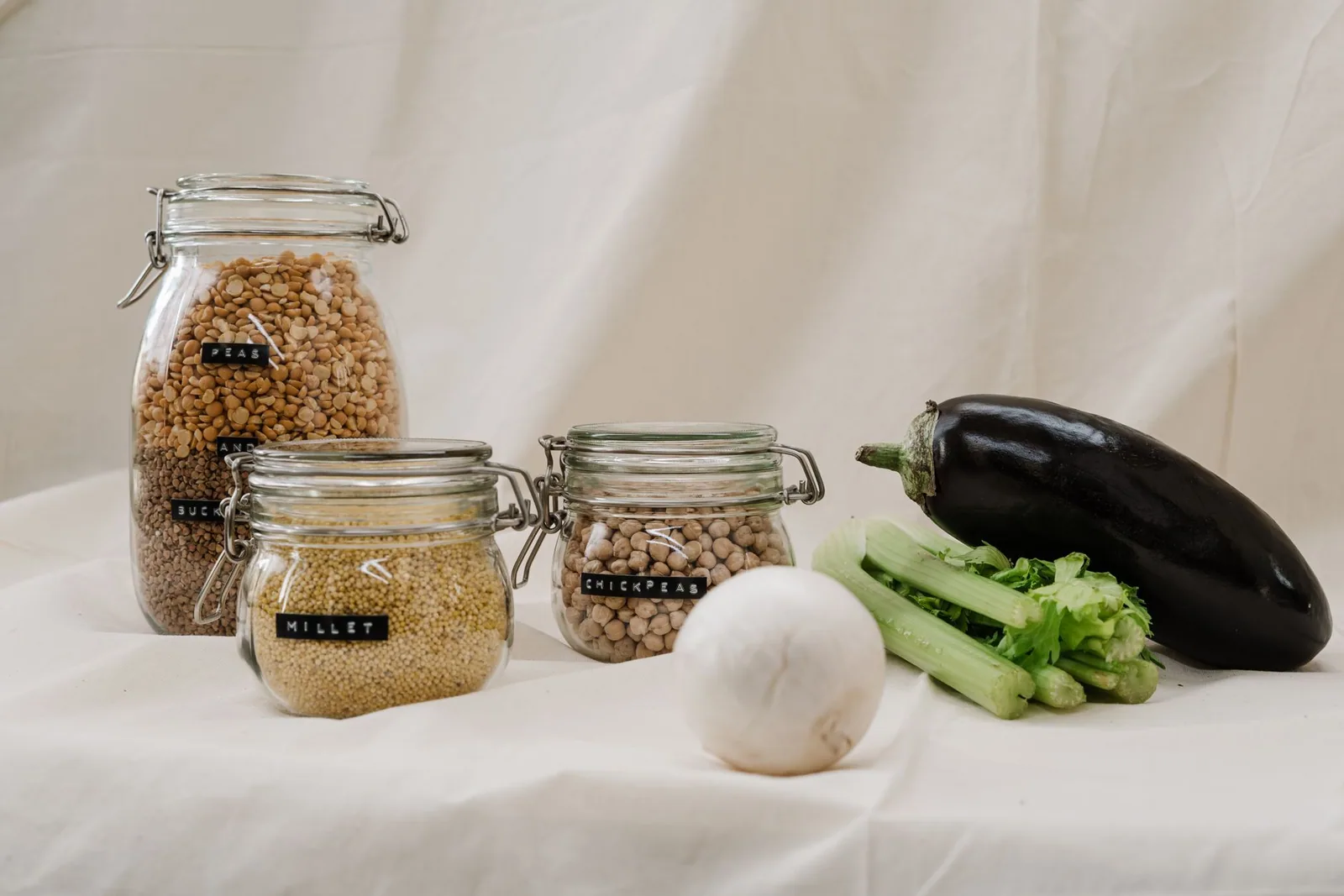 Cocina ordenada con alimentos a granel y recipientes reutilizables
