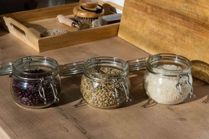 Tarros transparentes con legumbres y cereales