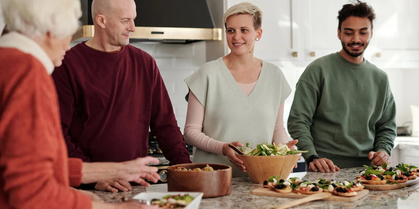 Familia preparando alimentos en una cocina
